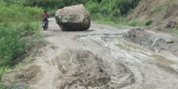 Diduga PUPR Aceh Zalim terhadap Pengendara Atim – Blangkejeren, Batu Bertengger Ditengah Jalan