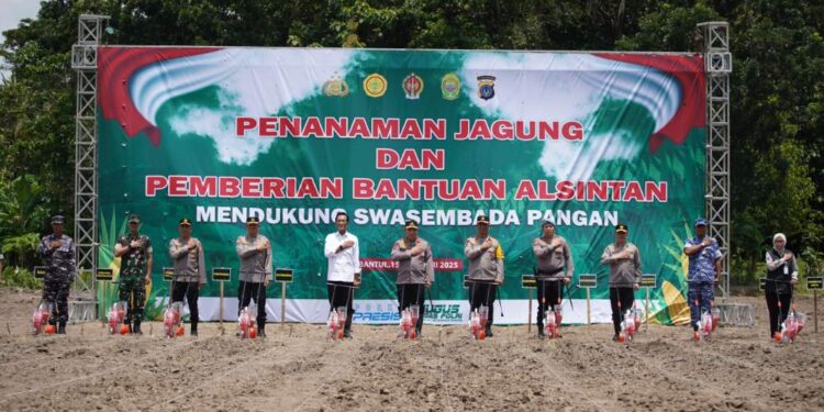 Dukung Ketahan Pangan, Kapolri Bersama Gubernur Yogyakarta Menanam Jagung