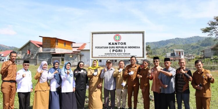 Ketua DPRK Fitriana Mugie Hadiri Peletakan Batu Pertama Gedung PGRI Aceh Tengah 