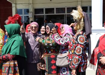 Ketua DPRK Fitriana Mugie Saksikan Karnaval Budaya HUT Kute Takengon Ke-448