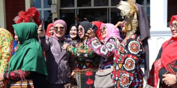 Ketua DPRK Fitriana Mugie Saksikan Karnaval Budaya HUT Kute Takengon Ke-448