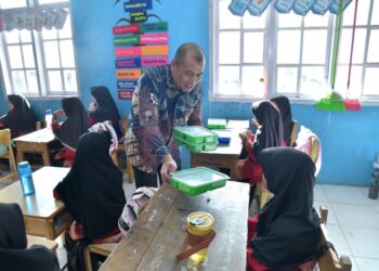 Plt. Sekda Riswandika Launching Program Makan Bergizi Gratis Di SDN 1 Dan SMPN 1 Bukit