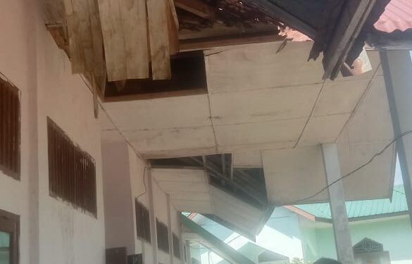 Sangat Memprihatikan, Ruang Guru Dan Kantor Kepala Sekolah SMAN Sultan Daulat Butuh Direhab