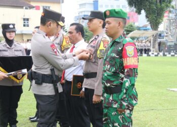 Wakapolda Sumsel Pimpin Apel Dan Berikan Penghargaan Kepada Personil Dan TNI