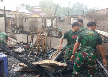 Prajurit Kompi Senapan A Yonif 114/SM Sigap Atasi Bencana Kebakaran Di Lawe Pehkedinen
