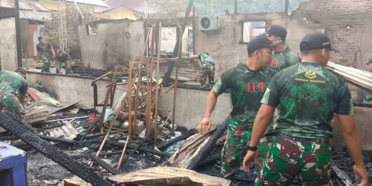 Prajurit Kompi Senapan A Yonif 114/SM Sigap Atasi Bencana Kebakaran Di Lawe Pehkedinen