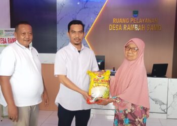 PT RSM Berikan Bantuan Beras Kepada Masyarakat Desa Rambah Samo