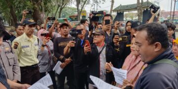 Orangtua CASIS Korban Penipuan ‘Nina Wati’ Masuk TNI AD Gelar Aksi Demo, Tuntut Keadilan