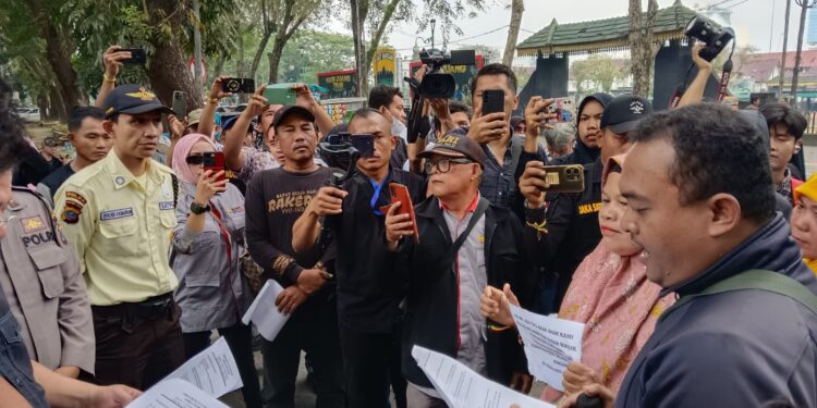 Orangtua CASIS Korban Penipuan ‘Nina Wati’ Masuk TNI AD Gelar Aksi Demo, Tuntut Keadilan