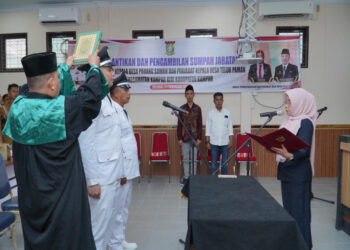 Pj. Sekda Kampar Ambil Sumpah Dan Lantik Pj. Kades Teluk Paman Dan Padang Sawah