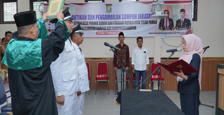 Pj. Sekda Kampar Ambil Sumpah Dan Lantik Pj. Kades Teluk Paman Dan Padang Sawah