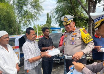 Dirlantas Polda Aceh Bagikan Ratusan Nasi Kotak Dan Brosur Operasi Keselamatan Seulawah