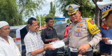 Dirlantas Polda Aceh Bagikan Ratusan Nasi Kotak Dan Brosur Operasi Keselamatan Seulawah