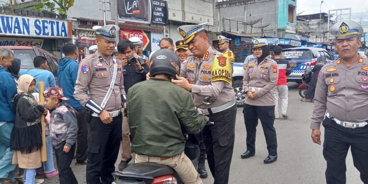 Hadir Di Aceh Tengah, Dirlantas Polda Aceh Bagi Helm, Jaket, Payung Dan Jam Dinding Dalam Operasi Keselamatan Seulawah