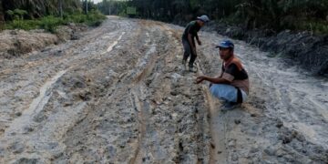 Demi Kelancaran Akses, Masyarakat Bangun Sari Timbun Jalan Rusak