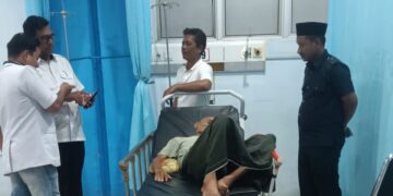 Terlantar Kondisi Memprihatinkan, Seorang Lansia di Evakuasi Dinas Sosial ke RSUD Langsa