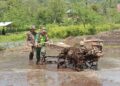 Babinsa Koramil 03/Pegasing Turun Ke Sawah Bantu Petani Bajak Dengan Traktor