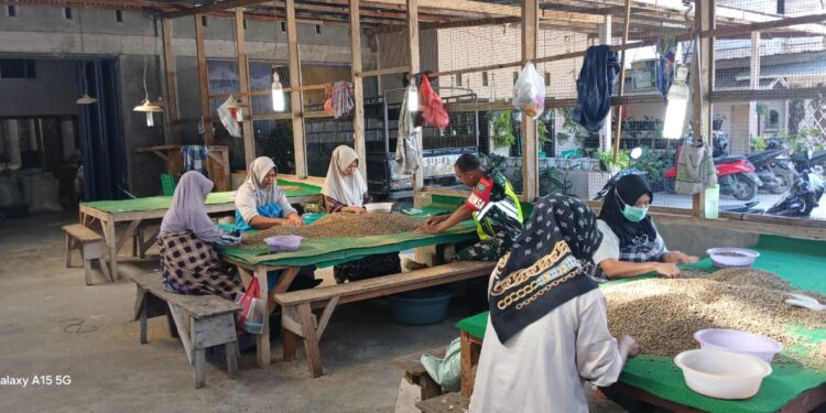 Mempererat Silaturahmi, Babinsa Koramil 03/Pegasing Komsos Dengan Penyortir Biji Kopi