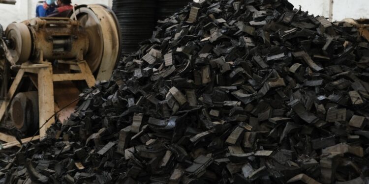 Perusahaan Asal Palembang Ekspor Perdana 162 Ton Serbuk Karet ke Tiongkok   