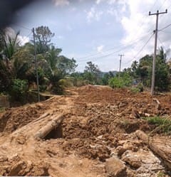 Jalan Menuju Desa Sungai Harapan Kampar Rusak Parah