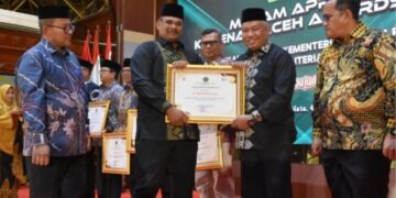 Mendukung Kota Wakaf, Pj. Bupati Subhandhy Terima Penghargaan Dari Kemenag Aceh