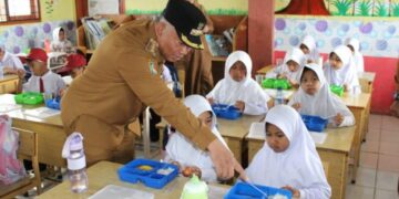 Pj. Bupati Subhandhy Pantau Langsung Percobaan Pemberian MBG Di Sekolah