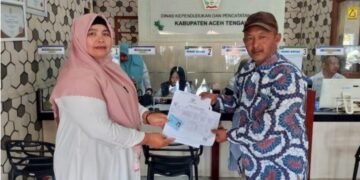 Dinas Dukcapil Serahkan Dokumen Untuk Warga Korban Kebakaran Gemboyah