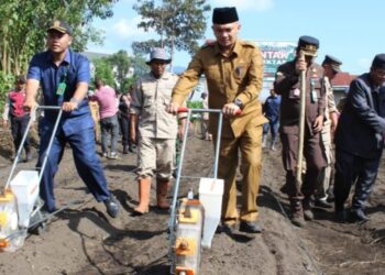 Pj. Sekda Erwin Pratama Lakukan Penanaman Jagung Serentak 1 Juta Hektar