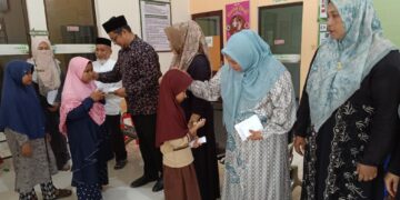Klinik Cut Meutia Santuni Puluhan Anak Yatim 