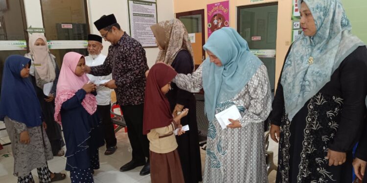 Klinik Cut Meutia Santuni Puluhan Anak Yatim 