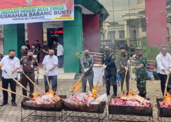 Bea Cukai Langsa Bersama Kejari Aceh Timur Musnahkan Sejuta Batang Rokok Ilegal