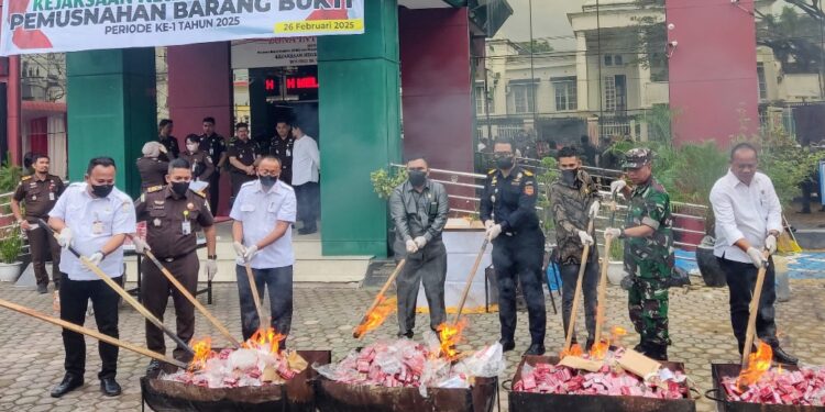 Bea Cukai Langsa Bersama Kejari Aceh Timur Musnahkan Sejuta Batang Rokok Ilegal