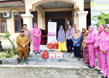 Tunjukkan Sinergi Dan Kepedulian, Polsek Tapung Hilir Salurkan Bantuan untuk Warga Terdampak Banjir