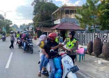 Polwan Polres Gayo Lues Turun Ke Jalan Bagi Takjil