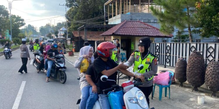 Polwan Polres Gayo Lues Turun Ke Jalan Bagi Takjil