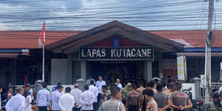 Kolaborasi Petugas, Warga Binaan, dan TNI-Polri Memperbaiki Fasilitas Rusak Di Lapas Kutacane