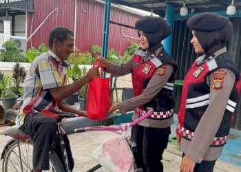 Wujud Kepeduliaan Polri, Ditsamapta Polda Aceh Bagi Sembako Kepada Masyarakat