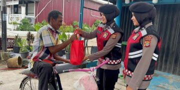 Wujud Kepeduliaan Polri, Ditsamapta Polda Aceh Bagi Sembako Kepada Masyarakat