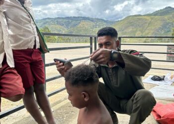 Lewat Cukur Gratis, Satgas Damai Cartenz Jalin Kedekatan Dengan Anak-anak Di Lanny Jaya