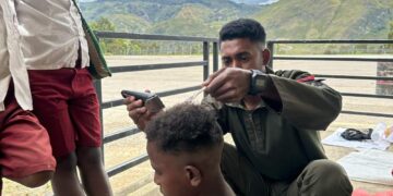 Lewat Cukur Gratis, Satgas Damai Cartenz Jalin Kedekatan Dengan Anak-anak Di Lanny Jaya