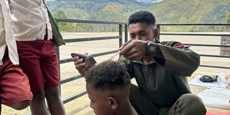 Lewat Cukur Gratis, Satgas Damai Cartenz Jalin Kedekatan Dengan Anak-anak Di Lanny Jaya