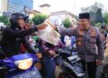 Masyarakat Antusias Saat Kapolri Turun Langsung Berbagi Takjil