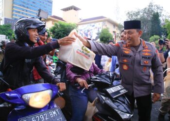 Masyarakat Antusias Saat Kapolri Turun Langsung Berbagi Takjil