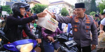 Masyarakat Antusias Saat Kapolri Turun Langsung Berbagi Takjil