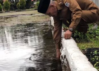 Lihat Halaman Kantor Kebanjiran, Wakil Bupati Aceh Singkil Hamzah Bersihkan Lubang Tersumbat