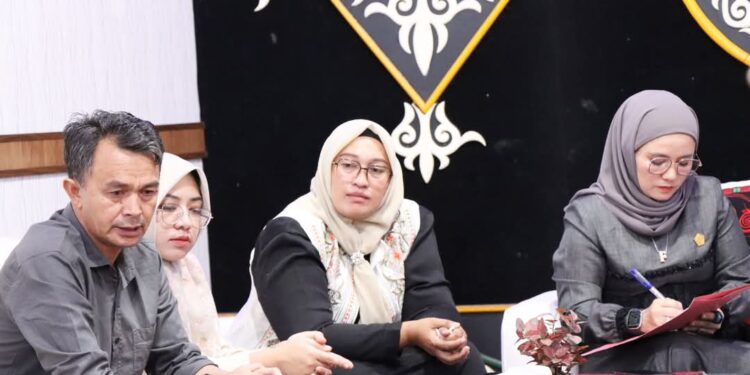 Wakil Ketua II Susilawati Mendampingi Ketua DPRK Fasilitasi Mediasi Dugaan Pungli Pasar Bawah