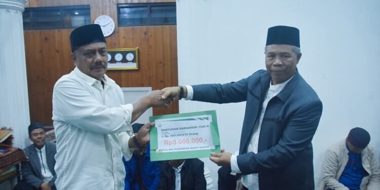 Tim Safari Pemerintah Daerah, Serahkan Bantuan Untuk Masjid Dan Fakir Miskin