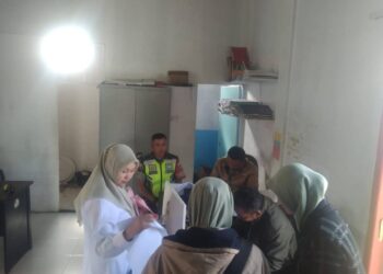 Babinsa Sambangi Kantor Desa Bujang, Komsos Dengan Berbagai Elemen Masyarakat 