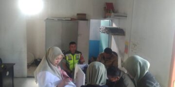 Babinsa Sambangi Kantor Desa Bujang, Komsos Dengan Berbagai Elemen Masyarakat 