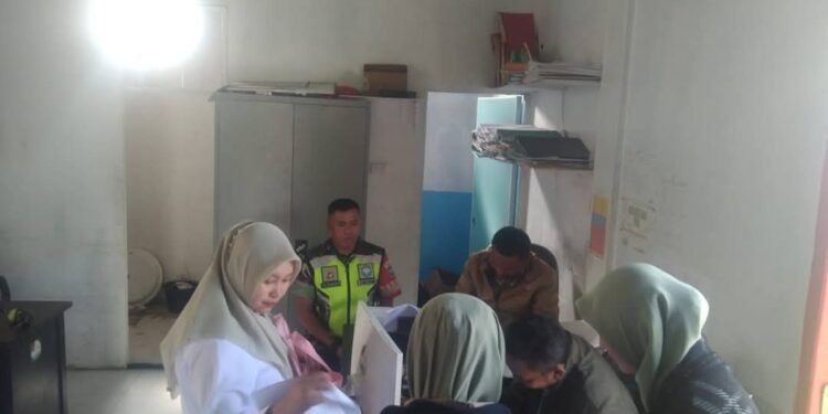 Babinsa Sambangi Kantor Desa Bujang, Komsos Dengan Berbagai Elemen Masyarakat 